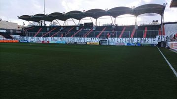 Πανό με αιχμές από τους οπαδούς του ΟΦΗ για την τραγωδία των Τεμπών