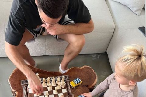 Ο Γκατσίνοβιτς χαλάρωσε παίζοντας σκάκι με τους γιους του (pic)