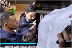 Ο Εμπαπέ αρνήθηκε να υπογράψει σε πανό της Ρεάλ και προκάλεσε αντιδράσεις (vid)