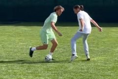 Έπος: Ο Τσιτσιπάς ντριμπλάρει και δίνει ασίστ σε 2vs2 ματσάκι ποδοσφαίρου (vid)