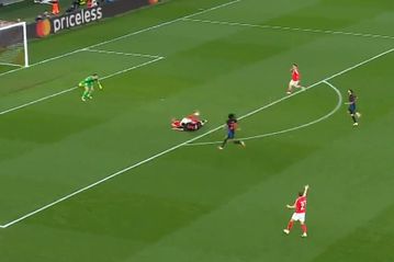 Ο Παυλίδης κέρδισε την αποβολή του Κουμπαρσί - Με δέκα παίκτες η Μπαρτσελόνα