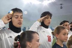 Οι παίκτριες της εθνικής Ιράν αυτή τη φορά τραγούδησαν τον εθνικό ύμνο με στρατιωτικό χαιρετισμό
