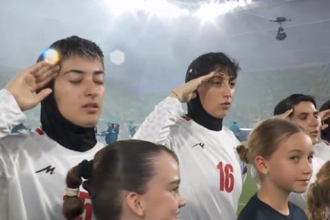 Οι παίκτριες της εθνικής Ιράν αυτή τη φορά τραγούδησαν τον εθνικό ύμνο με στρατιωτικό χαιρετισμό