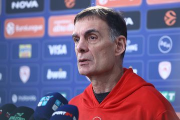 Μπαρτζώκας: «Να παίξουμε ένα μπάσκετ το οποίο αύριο θα κερδίσει - Δεν ξέρω πώς σκέφτονται στον Παναθηναϊκό» (vid)