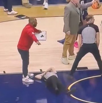 Σκηνές χάους σε αγώνα μπάσκετ γυναικών με οκτώ αποβολές και λιπόθυμη διαιτητή (vid)