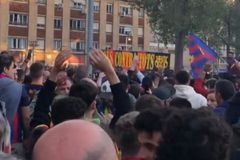 «Μέσι, Μέσι» από τους οπαδούς της Μπαρτσελόνα έξω από το Camp Nou (vid)