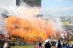 Η εντυπωσιακή ατμόσφαιρα των οπαδών της ΑΕΚ στην είσοδο των ομάδων