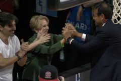 «Τρελάθηκε» και η μητέρα του Γιαννακόπουλου - Η αγκαλιά της κυρίας Δέσποινας με τον Αταμάν