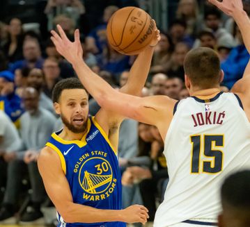 Ο Στεφ Κάρι έδωσε... κλωτσιά στον Γιόκιτς: Απίθανη νίκη των Ουόριορς επί των Νάγκετς