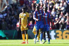 Η Μπράιτον των δέκα παικτών ηττήθηκε από την Πάλας των εννέα και έχασε έδαφος για την Ευρώπη