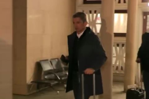 Έφτασε Βουκουρέστι ο Λουτσέσκου για να είναι δίπλα στον πατέρα του - Τι είπε