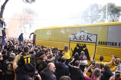 Ο κόσμος της ΑΕΚ μαζεύεται στη Νέα Φιλαδέλφεια, για να υποδεχθεί την αποστολή της ΑΕΚ