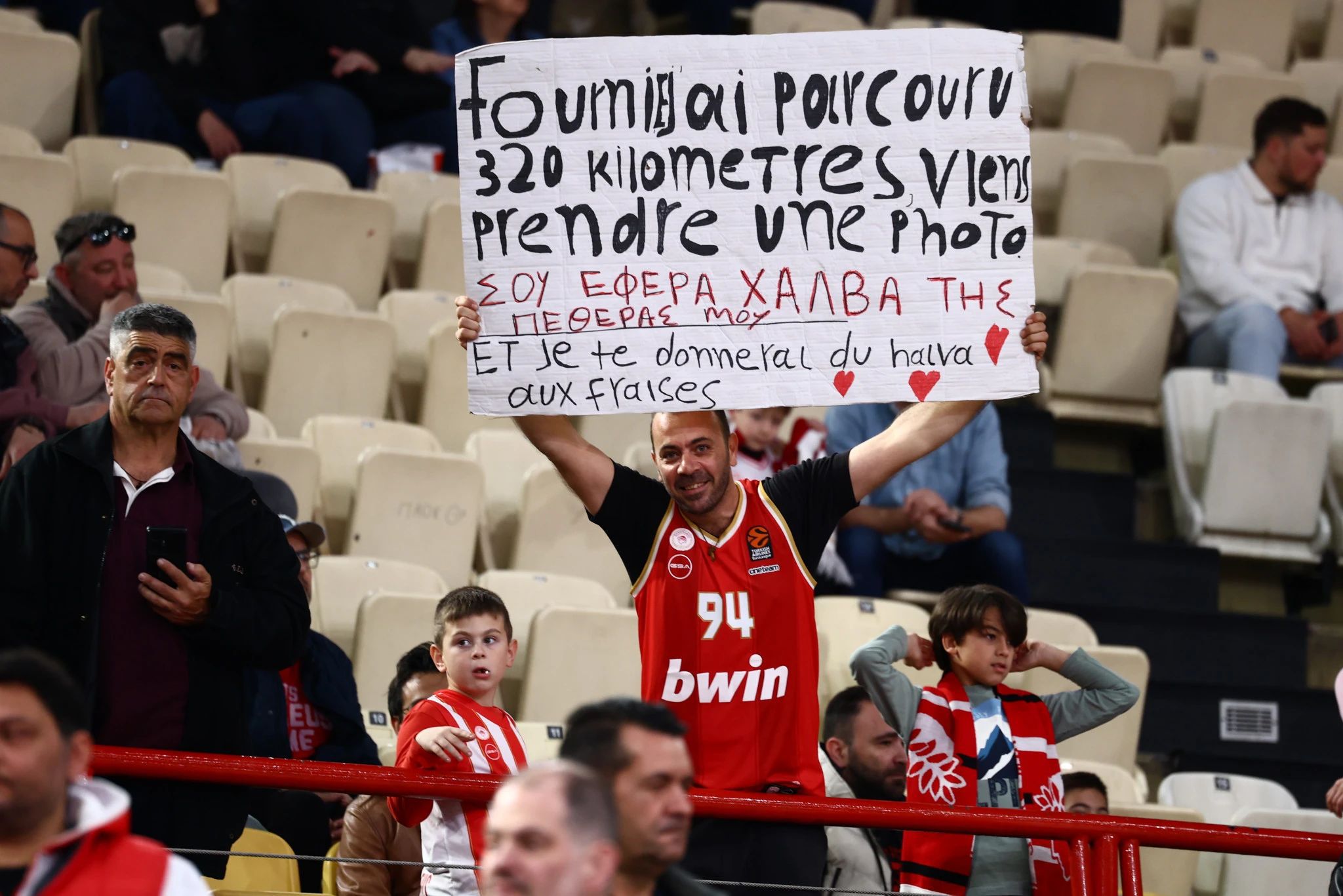 Φίλος του Ολυμπιακού ταξίδεψε 320 χιλιόμετρα για φωτογραφία με Φουρνιέ και… χαλβά (vid)