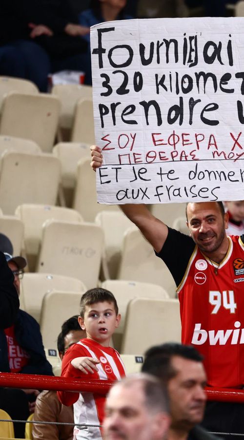 Φίλος του Ολυμπιακού ταξίδεψε 320 χιλιόμετρα για φωτογραφία με Φουρνιέ και… χαλβά (vid)