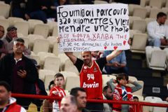 Φίλος του Ολυμπιακού ταξίδεψε 320 χιλιόμετρα για φωτογραφία με Φουρνιέ και… χαλβά (vid)