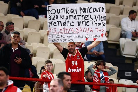 Φίλος του Ολυμπιακού ταξίδεψε 320 χιλιόμετρα για φωτογραφία με Φουρνιέ και… χαλβά (vid)