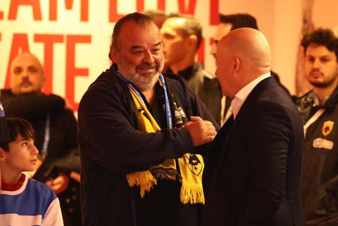 Ο Ηλιόπουλος πέρασε από τη Συγγρού και αποθεώθηκε από τους οπαδούς της ΑΕΚ (vid)