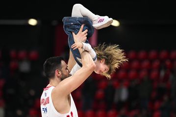 Η τρυφερή πλευρά του Παπανικολάου - Το παιχνίδι με τις κόρες του μετά το Ολυμπιακός - Μύκονος (vid)