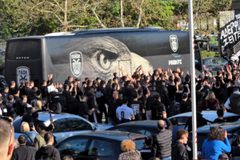 Ασπρόμαυρη… προθέρμανση από τον κόσμο του ΠΑΟΚ στο Makedonia Palace πριν την Τούμπα (pics&vid)