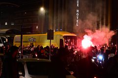 Χαμός στη Συγγρού από τους οπαδούς της ΑΕΚ - Αποθέωσαν Νίκολιτς και παίκτες (pics & vids)