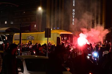 Χαμός στη Συγγρού από τους οπαδούς της ΑΕΚ - Αποθέωσαν Νίκολιτς και παίκτες (pics & vids)