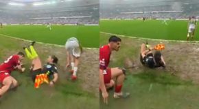 Η viral πτώση επόπτριας στις λάσπες σε αγώνα στην Τουρκία (vid)