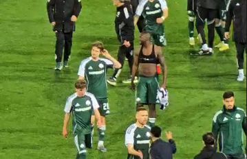 Όμορφη στιγμή στην Τούμπα: Ο Τεττέη πήρε τη φανέλα του Κωνσταντέλια (vid)