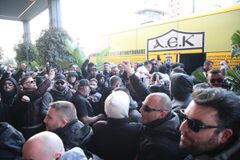 Με κόσμο της ΑΕΚ και η αναχώρηση της αποστολής για το Φάληρο (pics)