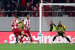 Ο Ολυμπιακός ισοφάρισε στην τελευταία φάση αλλά το γκολ ακυρώθηκε για οφσάιντ