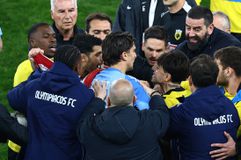 Μεγάλη ένταση στο «Γ. Καραϊσκάκης» μετά τη λήξη του Ολυμπιακός - ΑΕΚ (vid)