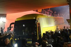 Με σύνθημα "νάτοι, νάτοι οι πρωταθλητές", υποδέχθηκαν χιλιάδες οπαδοί της ΑΕΚ την αποστολή στη Νέα Φιλαδέλφεια (vid)