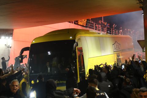 Με σύνθημα "νάτοι, νάτοι οι πρωταθλητές", υποδέχθηκαν χιλιάδες οπαδοί της ΑΕΚ την αποστολή στη Νέα Φιλαδέλφεια (vid)