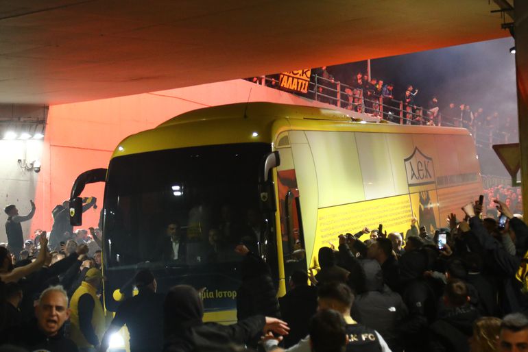 Με σύνθημα "νάτοι, νάτοι οι πρωταθλητές", υποδέχθηκαν χιλιάδες οπαδοί της ΑΕΚ την αποστολή στη Νέα Φιλαδέλφεια (vid)