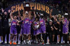 Απίστευτο περιστατικό: Έσπασε το τρόπαιο του NBL στην απονομή των Κινγκς! (vid)