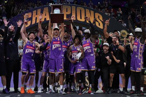 Απίστευτο περιστατικό: Έσπασε το τρόπαιο του NBL στην απονομή των Κινγκς! (vid)