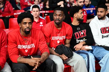 Ο Έβανς βλέπει μαζί με τους συμπαίκτες του το Ολυμπιακός - Μύκονος (pic)