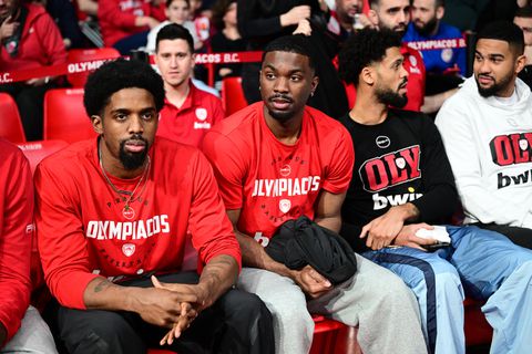 Ο Έβανς βλέπει μαζί με τους συμπαίκτες του το Ολυμπιακός - Μύκονος (pic)