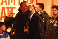 Η αγκαλιά Ηλιόπουλου - Νίκολιτς μετά την λήξη του αγώνα