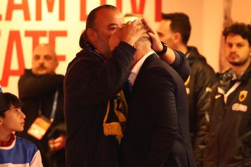 Η αγκαλιά Ηλιόπουλου - Νίκολιτς μετά την λήξη του αγώνα