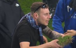 Οπαδοί της Νάπολι έβαζαν σε σακούλες κομμάτια από το χορτάρι του γηπέδου της Ουντινέζε (vids)