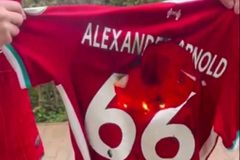 Οργισμένοι φίλοι της Λίβερπουλ έκαψαν τη φανέλα του Άρνολντ (pic)