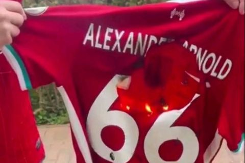 Οργισμένοι φίλοι της Λίβερπουλ έκαψαν τη φανέλα του Άρνολντ (pic)