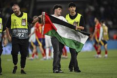 Ισπανία - Γαλλία: Οπαδός εισέβαλε στον αγωνιστικό χώρο με παλαιστινιακή σημαία (pic)