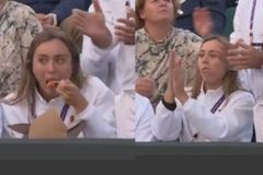 «Έπνιξε» την αγωνία της για τον Τσιτσιπά στο φαγητό η Μπαντόσα (vid)