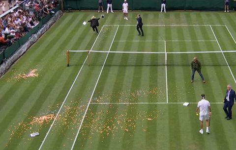 Το απόλυτο χάος στο Wimbledon: Έφοδος ακτιβιστών με κομφετί - Αποφεύχθησαν τα χειρότερα (vids)