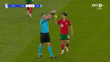 Έφυγε η κίτρινη από το τσεπάκι του Όλιβερ και στη συνέχεια την έδειξε στον Βιτίνια