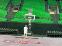 Άδειο γήπεδο γεμάτο αναμνήσεις: Η μοναχική βόλτα του Σάρας στο άδειο ΟΑΚΑ (vid)