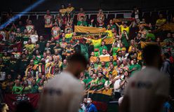 Η αποχώρηση των Λιθουανών και η «αγκαλιά» με την κερκίδα (vid)