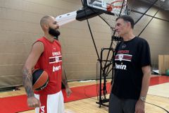 Φόρεσε τα «ερυθρόλευκα» ο Εβάν Φουρνιέ και συνάντησε στο ΣΕΦ τον Μπαρτζώκα (pics)