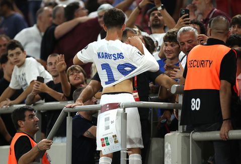 «Ντου» από πιτσιρικά στον Καρέτσα, του χάρισε τα παπούτσια του ο 17χρονος